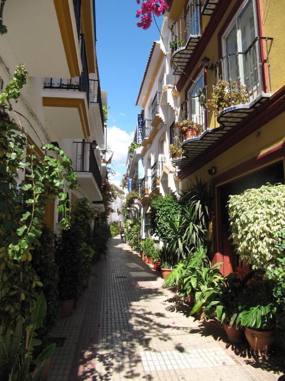 Hostal La Pilarica Marbella Bagian luar foto